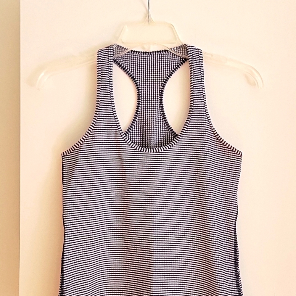 Lululemon Sz 6 Navy Blue and White racerback Houndstouth tank